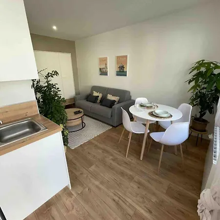 Le Petit Rochelais Proche Marche Et Gare Sncf 아파트 *